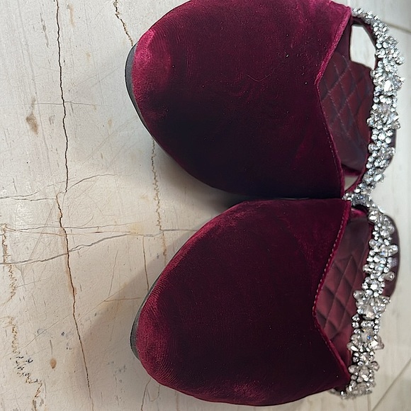 Birdies The Swan Wine Velvet crystal Gem Bracelet Slip-On, almost new! - Picture 4 of 9